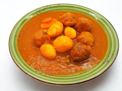 Albóndigas en salsa con patatas